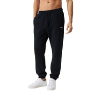 Modellen bär de svarta Björn Borg-joggingbyxorna med dragsko, framifrån sett