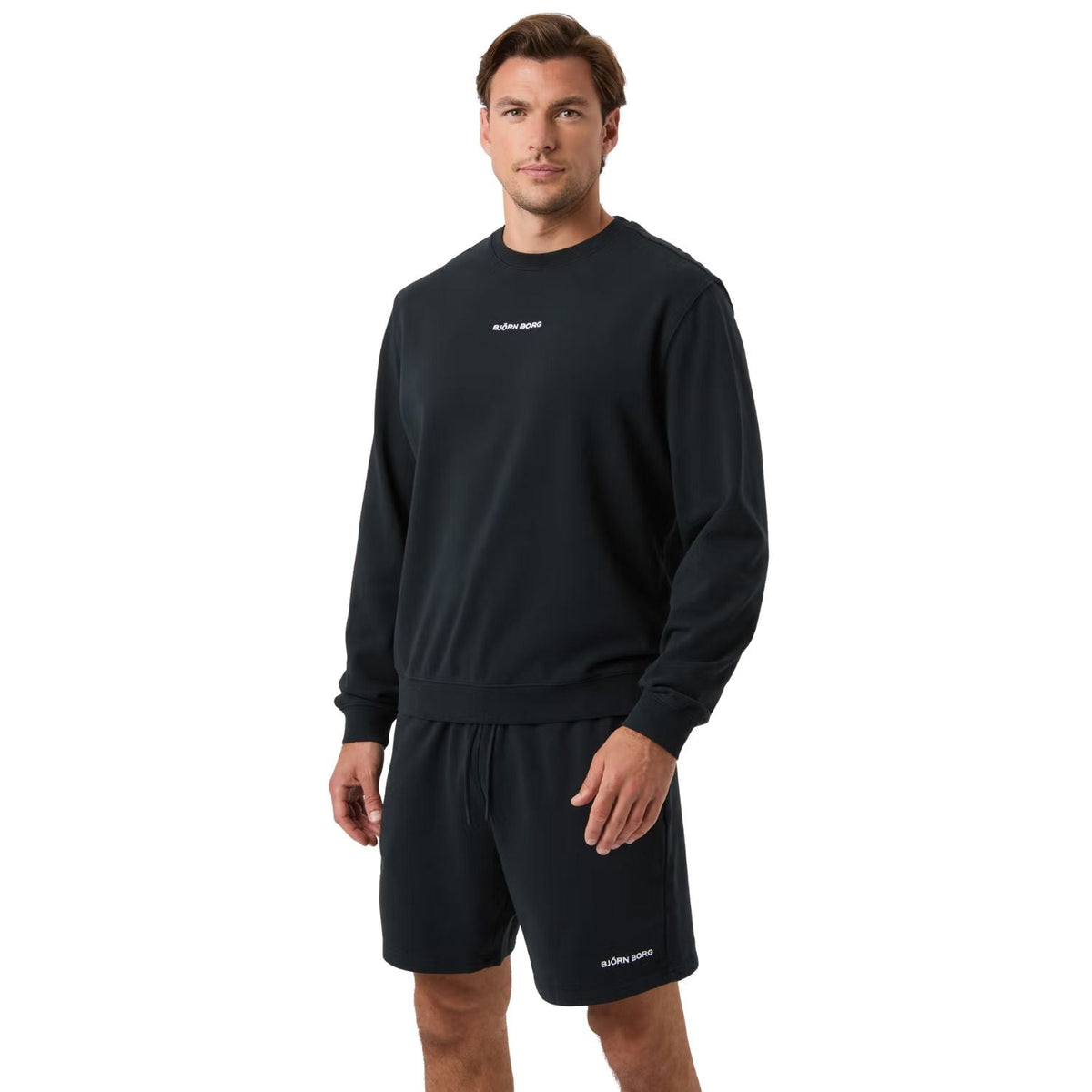 Model draagt de zwarte Bjorn Borg sweater met bijpassende short