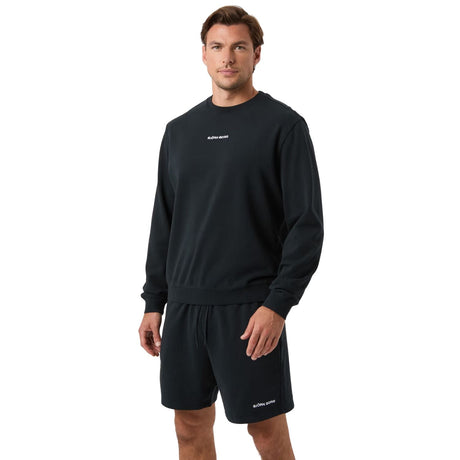 Model draagt de zwarte Bjorn Borg sweater met bijpassende short