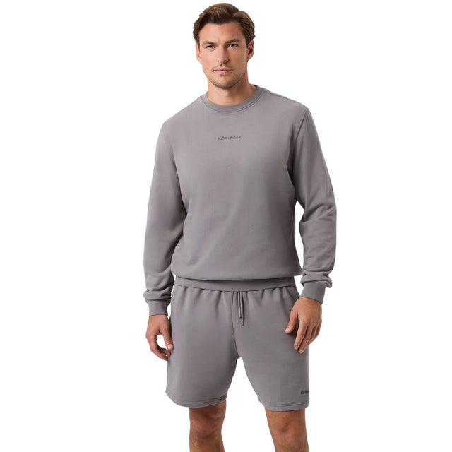 Model draagt de grijze Bjorn Borg sweater met bijpassende short