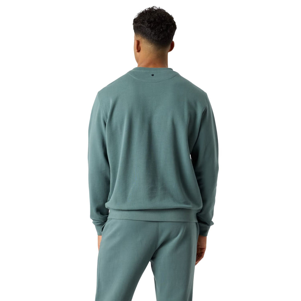 Achterzijde van de zeegroene Bjorn Borg sweater op model