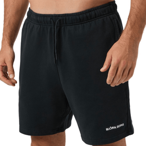 Model draagt de zwarte Bjorn Borg sweatshort met koord, vooraanzicht