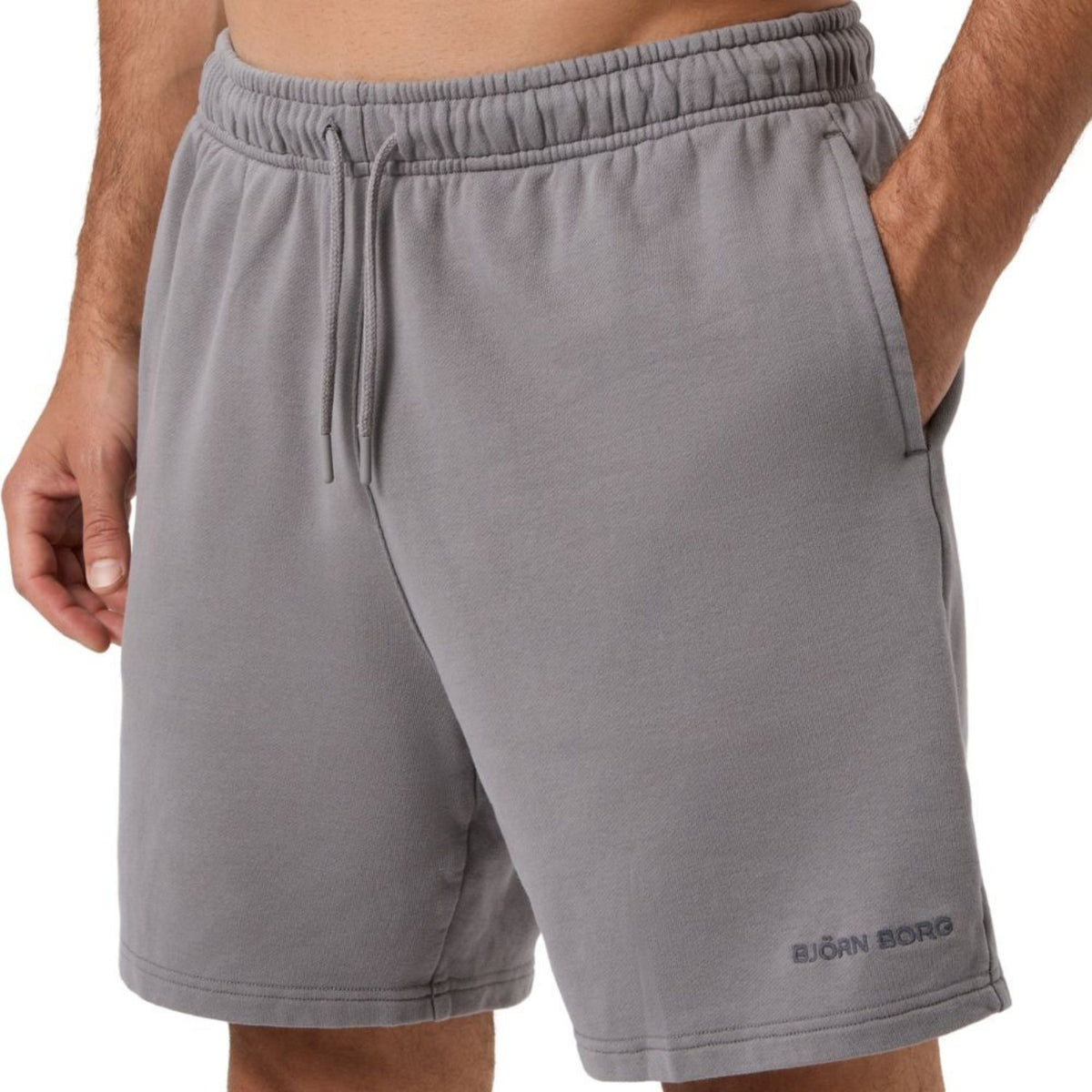 Model draagt de grijze Bjorn Borg sweatshort met koord, vooraanzicht