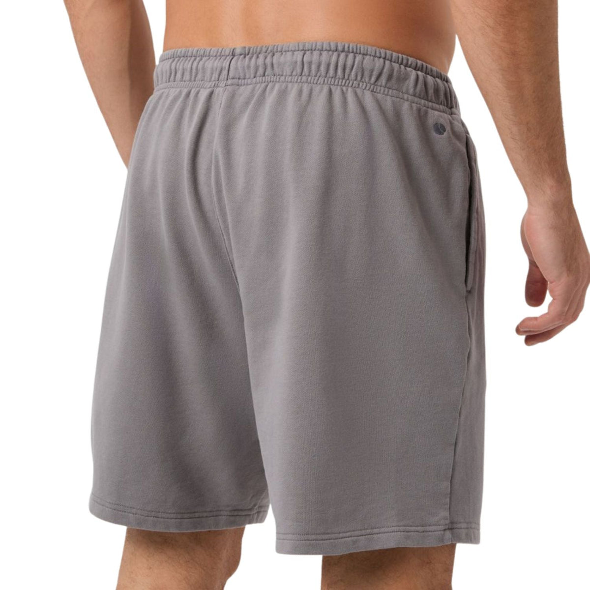 Model in de grijze Bjorn Borg sweatshort, zijaanzicht met steekzak