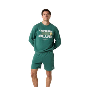 Model draagt de donkergroene Bjorn Borg Classic Sweatshorts met groene Tennis Club sweater