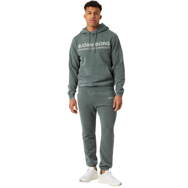Model ten voeten uit in de grijsgroene Bjorn Borg Classic hoodie en joggingbroek
