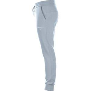 Zijaanzicht van de lichtblauwe Bjorn Borg Essential 1 Pants met logo op de broekspijp