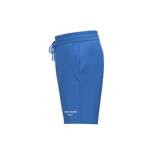 Zijaanzicht van de blauwe Bjorn Borg Essential 1 Sweatshorts met wit logo op de pijp
