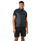 Model draagt de zwarte gewatteerde Bjorn Borg bodywarmer met zwarte short