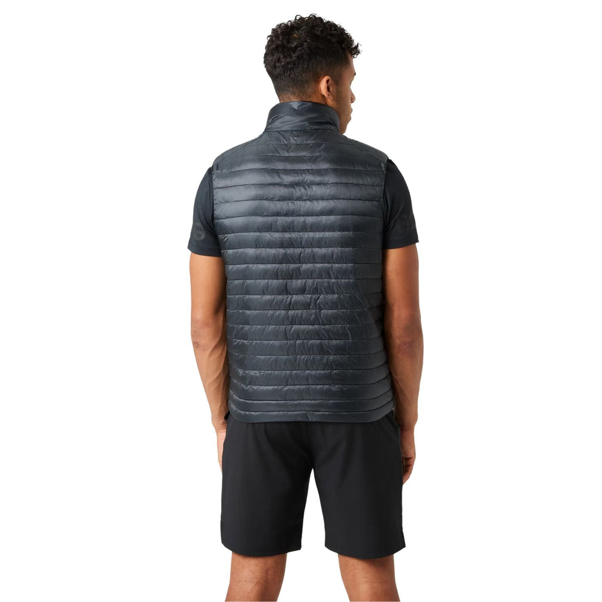 Achterzijde van de zwarte gewatteerde Bjorn Borg bodywarmer op model