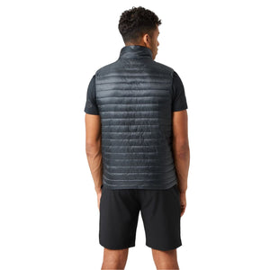 Achterzijde van de zwarte gewatteerde Bjorn Borg bodywarmer op model