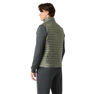 Achterzijde van de olijfgroene Bjorn Borg bodywarmer op model