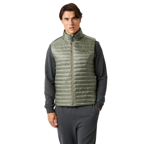 Model in de olijfgroene bodywarmer met opstaande kraag, vooraanzicht