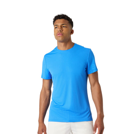 Model draagt het Bjorn Borg Light T-shirt voor heren in blauw met witte short