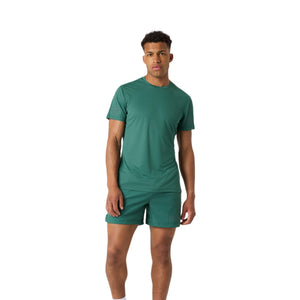 Model ten voeten uit in het groene Light T-shirt en bijpassende groene short