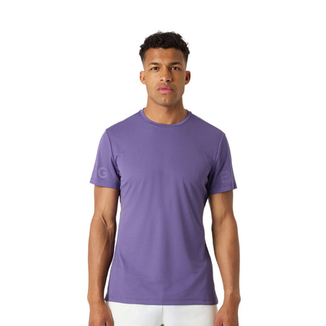 Model draagt het Bjorn Borg Light T-shirt voor heren in paars met witte short