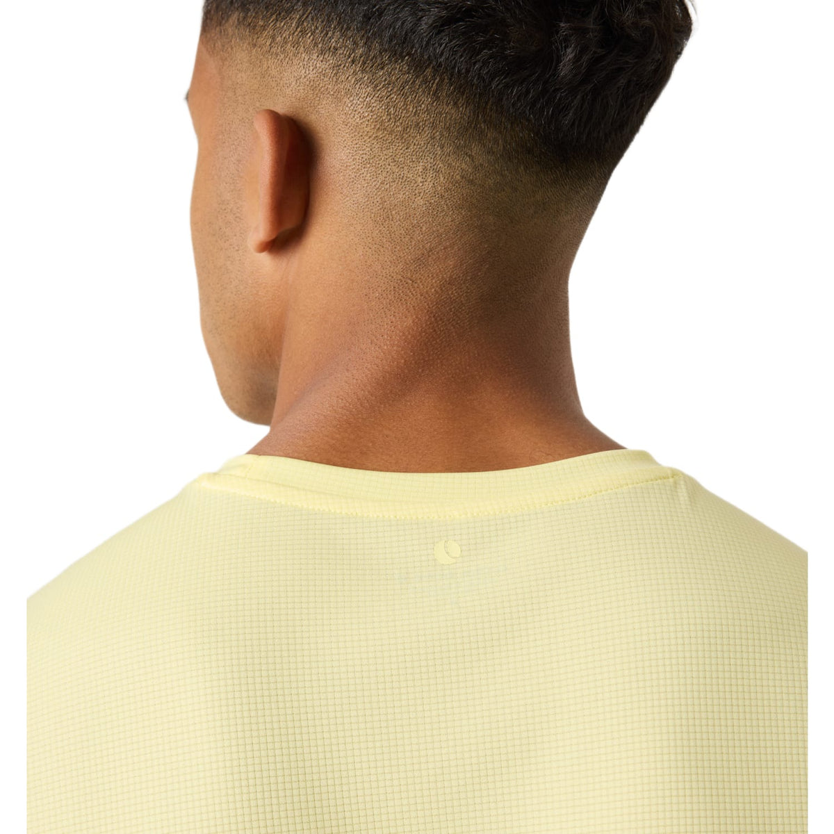 Detail van de meshstructuur op de rug van het gele Bjorn Borg Light T-shirt