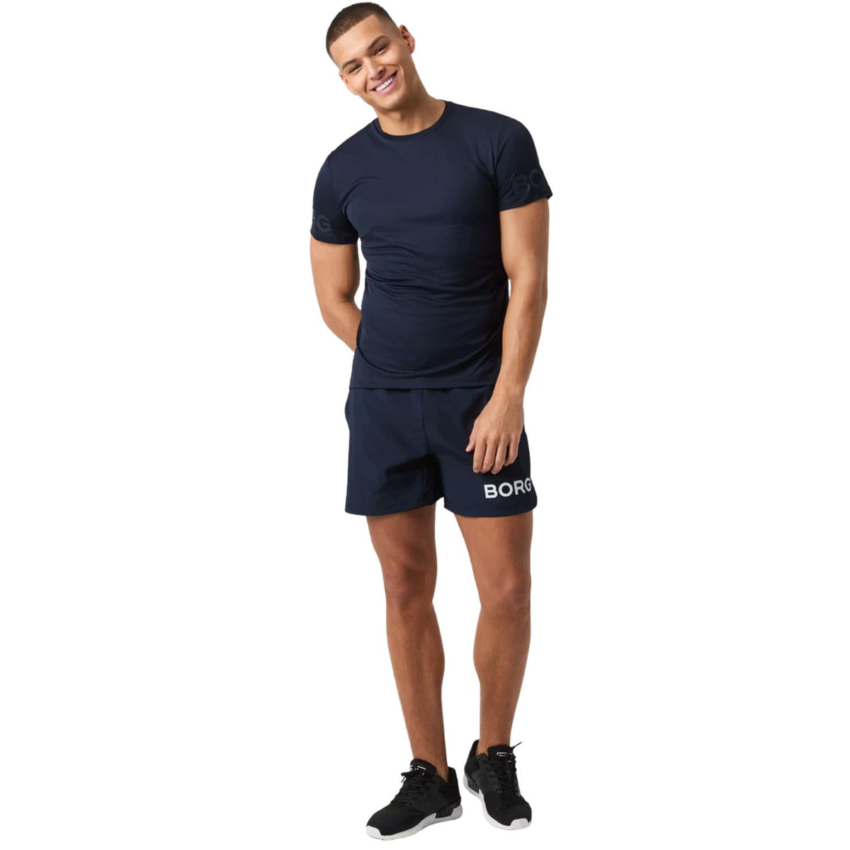 Model ten voeten uit in het donkerblauwe Light T-shirt en donkerblauwe short