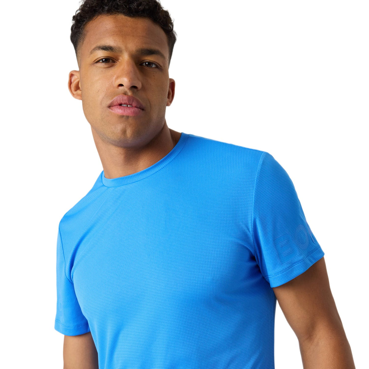 Detail van de ronde hals van het blauwe Bjorn Borg Light T-shirt op model