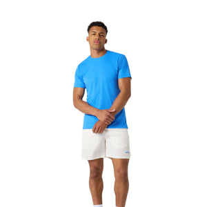 Model ten voeten uit in het blauwe Bjorn Borg Light T-shirt en witte short