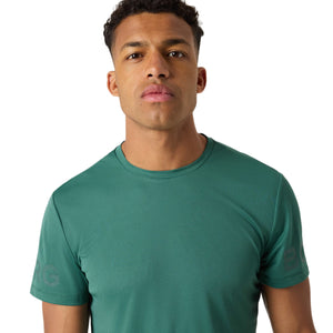 Detail van de ronde hals van het groene Bjorn Borg Light T-shirt op model