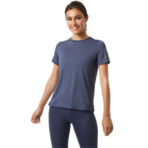 Damesmodel draagt het grijsblauwe Bjorn Borg Light W T-Shirt met bijpassende legging