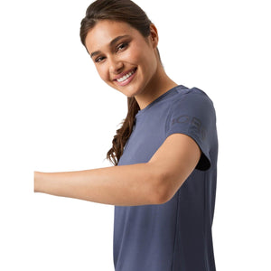 Model kijkt over de schouder in het grijsblauwe Bjorn Borg Light W T-Shirt