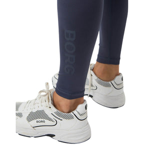 Close-up van de BORG opdruk op de enkel van de donkergrijsblauwe Logo Tights