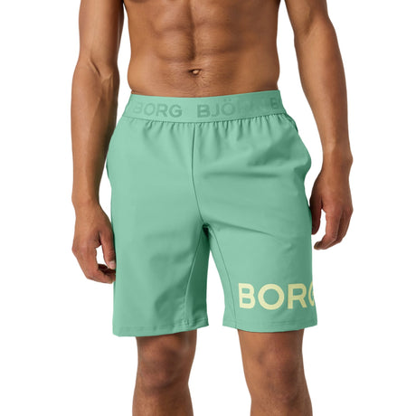 Mintgroene Bjorn Borg short met BORG-print op de pijp, vooraanzicht op model