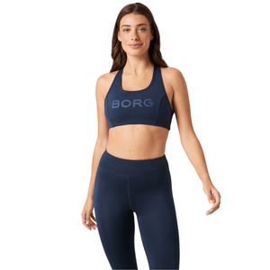 Damesmodel draagt de donkerblauwe Bjorn Borg Mid Support Sports Bra met legging