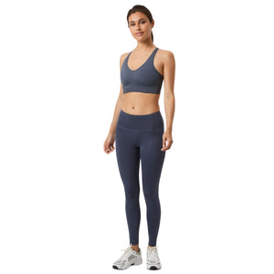 Damesmodel draagt de grijsblauwe Bjorn Borg Mid V Support Sports Bra met legging