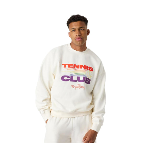 Herenmodel draagt het gebroken witte Bjorn Borg Oversized Pride Sweatshirt met print