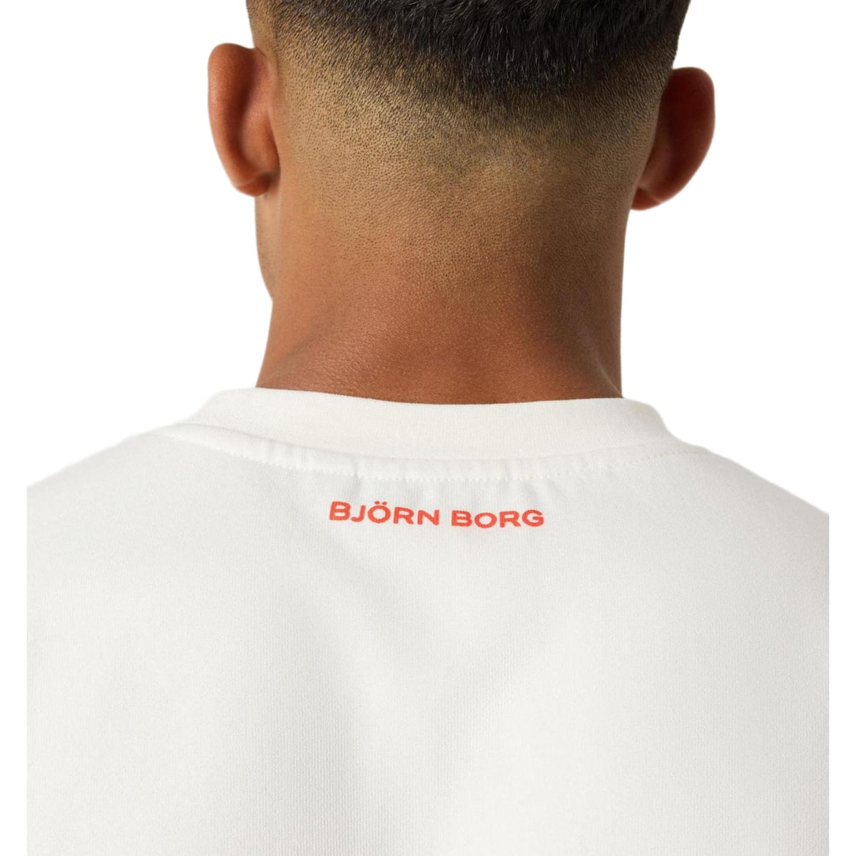 Close-up van de rode Bjorn Borg opdruk op de rug van het gebroken witte sweatshirt