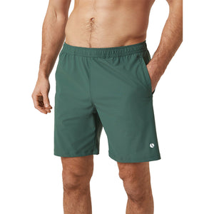 Vooraanzicht van de groene Bjorn Borg Short Ace 9 sportshort op model met logo op de pijp