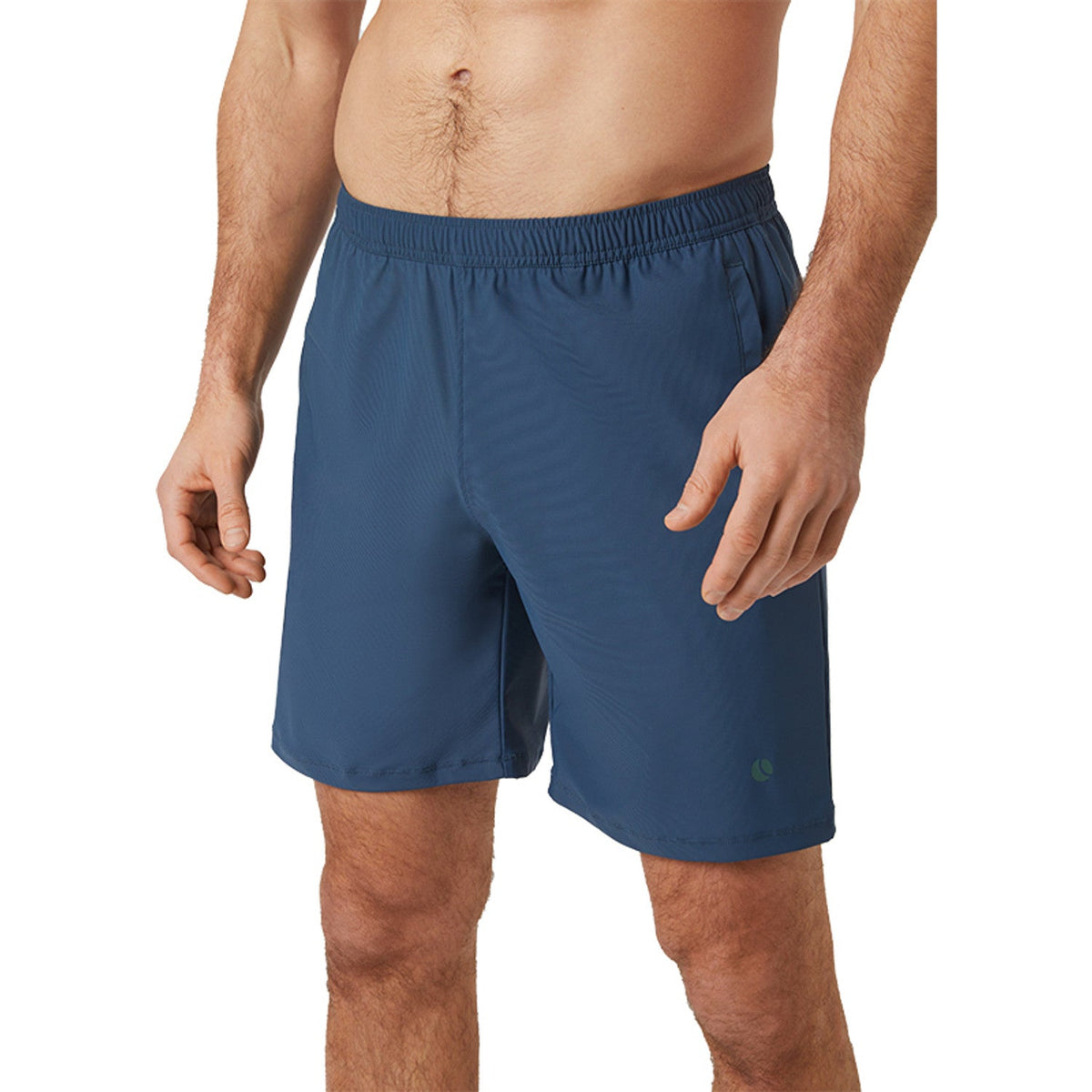 Vooraanzicht van de blauwe Bjorn Borg Short Ace 9 sportshort met zijzakken, gedragen door model
