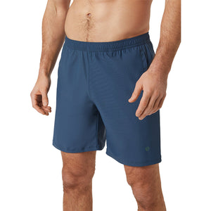 Vooraanzicht van de blauwe Bjorn Borg Short Ace 9 sportshort met zijzakken, gedragen door model