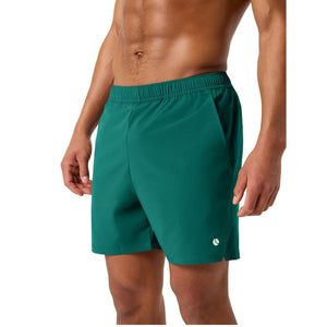 Vooraanzicht van de smaragdgroene Bjorn Borg Short Ace Racquet op model met logo op de pijp