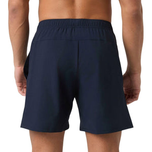 Achterzijde van de donkerblauwe Bjorn Borg Short Ace Racquet heren sportshort op model