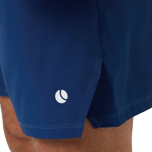 Close-up van het witte logo en de zijsplit op de marineblauwe Short Ace Racquet short