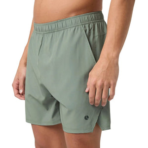 Schuin vooraanzicht van de saliegroene Bjorn Borg Short Ace Racquet met donker logo