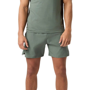 Gedeeltelijk zijaanzicht van de saliegroene Bjorn Borg Short Ace Racquet op het model