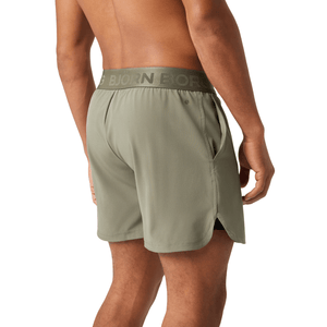 Achterzijde van de kakigroene Bjorn Borg Short Shorts, gedragen