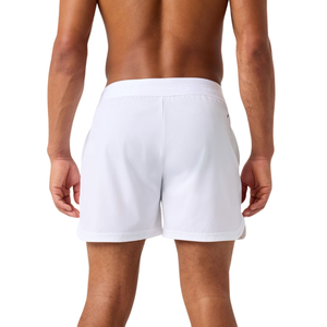 Achterzijde van de witte Bjorn Borg Short Shorts, gedragen door een model
