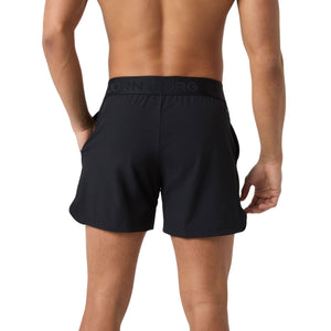 Achterzijde van de zwarte Bjorn Borg Short Shorts, gedragen door een model