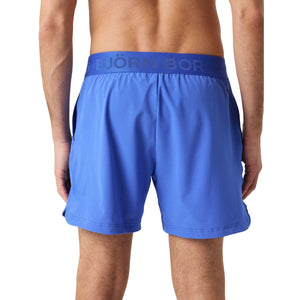 Achterzijde van de korenblauwe Bjorn Borg Short Shorts, gedragen