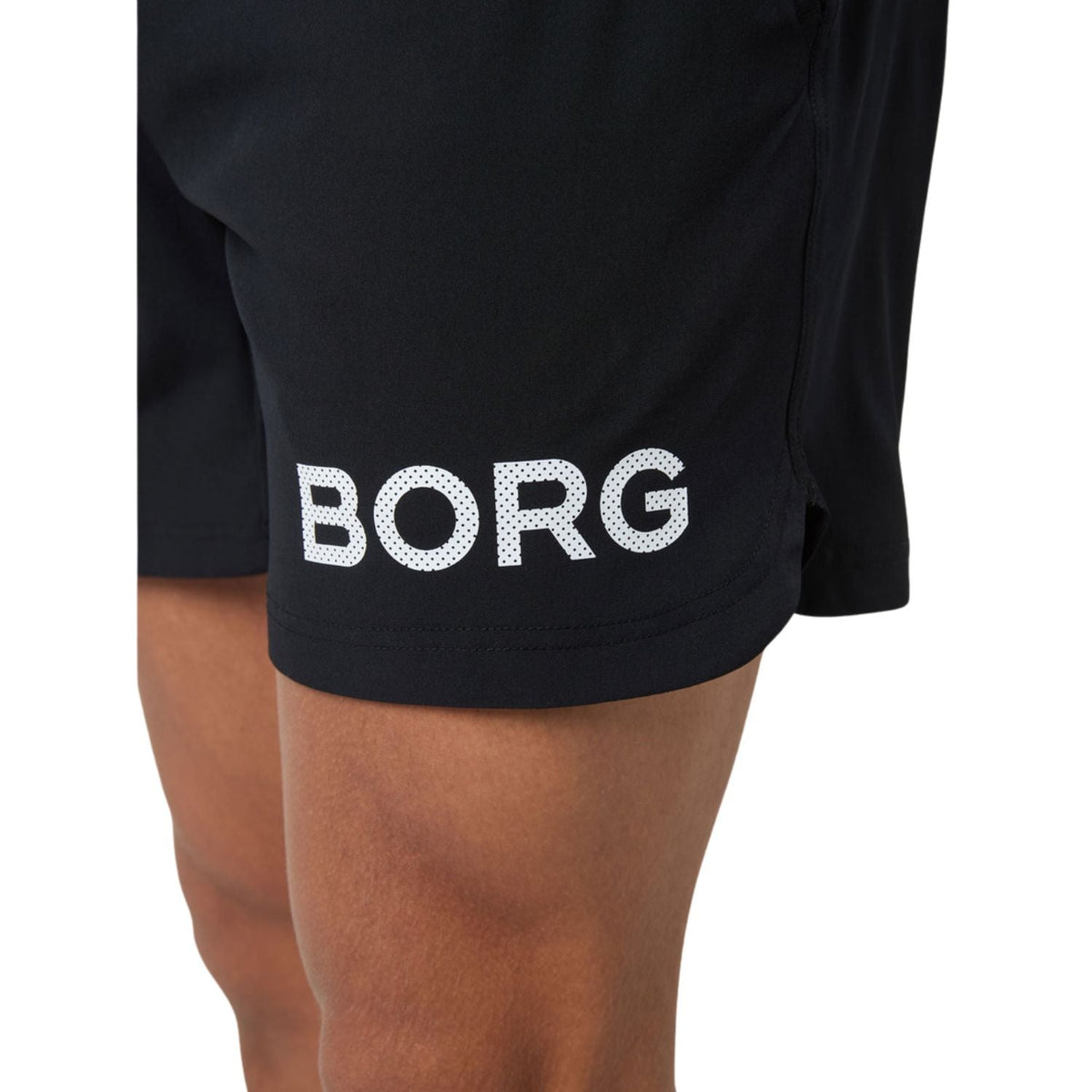 Detail van de witte BORG-print op de pijp van de zwarte Short Shorts