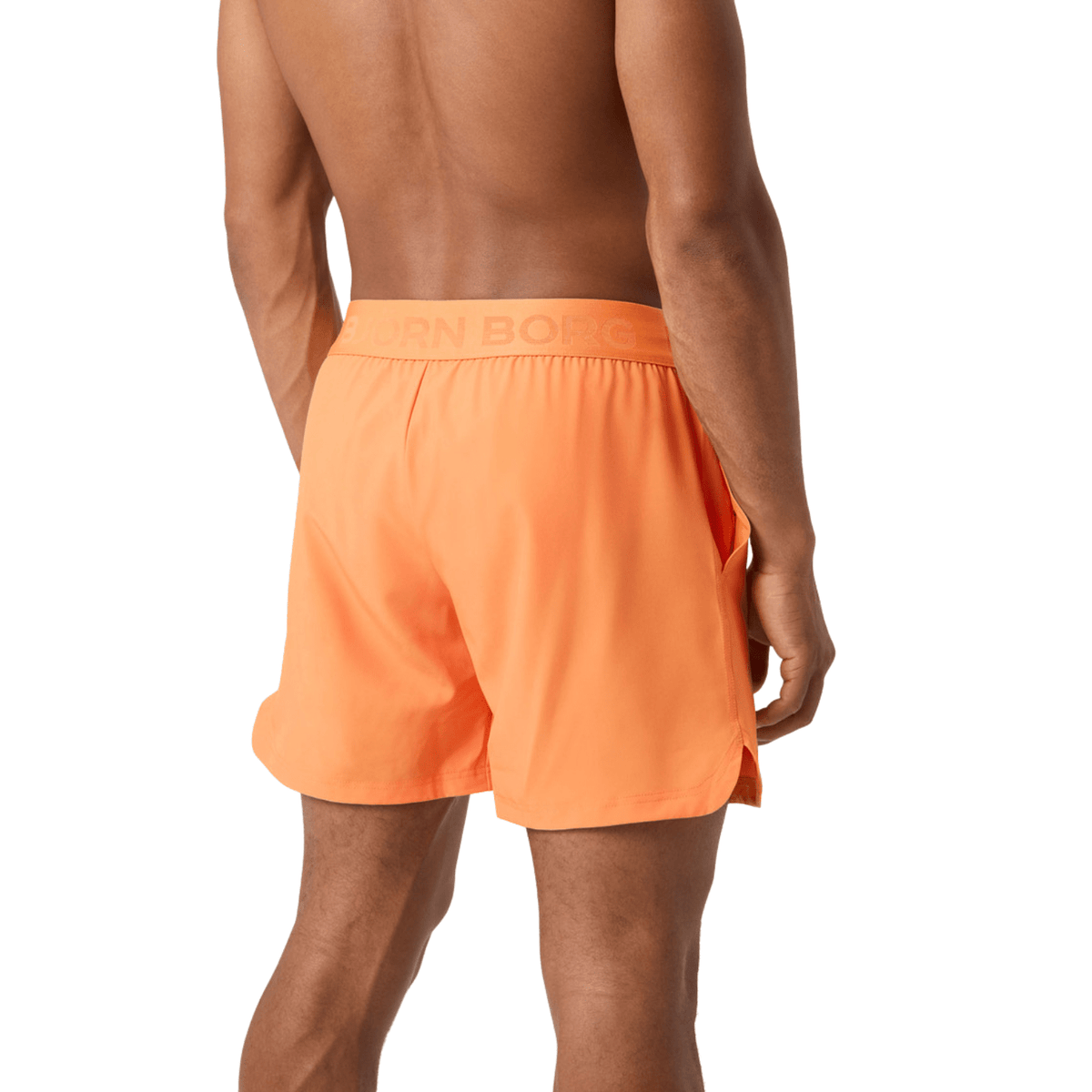 Achterzijde van de oranje Bjorn Borg Short Shorts, gedragen door een model