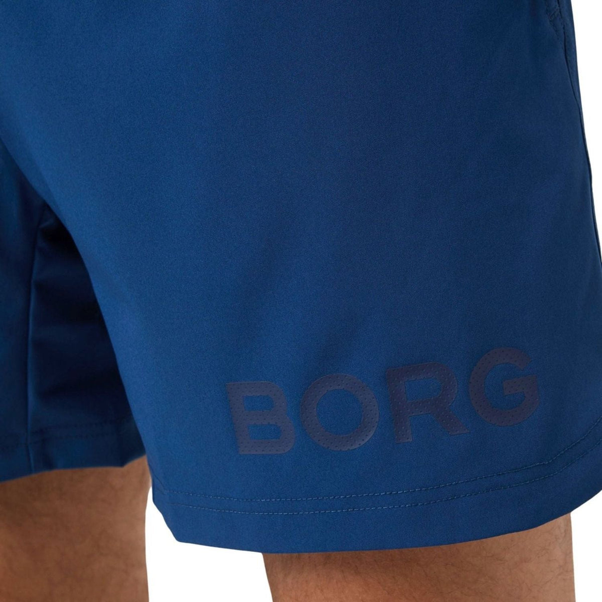 Detail van de BORG-print op de pijp van de petrolblauwe Short Shorts