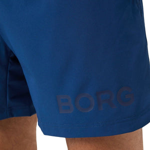 Detail van de BORG-print op de pijp van de petrolblauwe Short Shorts