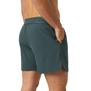 Zijaanzicht van de donkergroene Bjorn Borg Short Shorts met hand in de zak